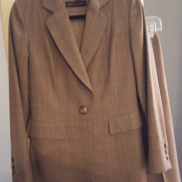 Women's suit - Picture 3 of 3